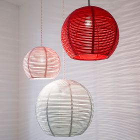 SANGHA Leuchte aus Rattan Popig: Rattan Leuchte SANGHA in leuchtenden Farben.