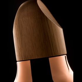 KALEBAS design pendant light with oak wood Detail der Pendelleuchte mit Lampenschirm aus Kupfer.