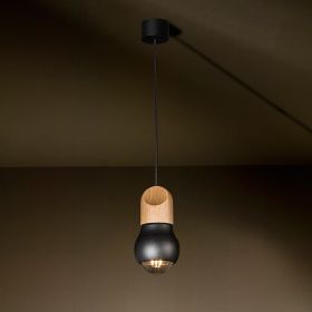 KALEBAS design pendant light with oak wood Starker Akzent: Schwarzer Lampenschirm und helles Holz.