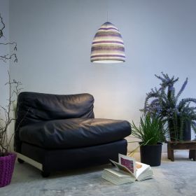 FLOWER STRIPE pendant light TRAME collection Wohnlicher wirkender Lampenschirm aus Wollstoff in der Farbvariante Violett.