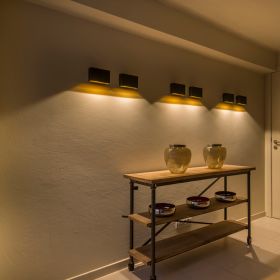 BOA SINGLE Indirect LED wall light Stilvoll in rechte Licht gerckt. Ausfhrung mit Reflektor in Gold.