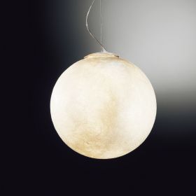 LUNA Mond-Leuchte aus weiem Kunstharz in vier Gren Marmorartige Struktur bei Beleuchtung.