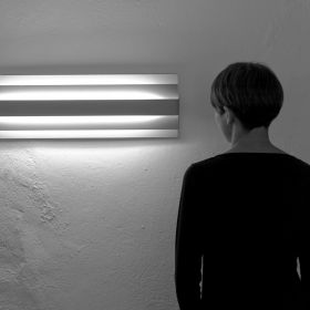 ALETA LED Wandleuchte mit eleganter Blende aus Metall-Lamellen Lichtwirkung  hier die 65cm breite Version.