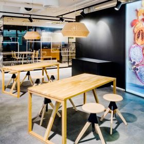 BANYO Large geometric pendant lamp from Spain Beleuchtung Messestand. Kordelfarbe Beige.