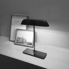 BUTTERFLY Elegante Schreibtischleuchte mit lnglichem Metallschirm Nach unten gerichtetes Licht zur blendfreien Beleuchtung.